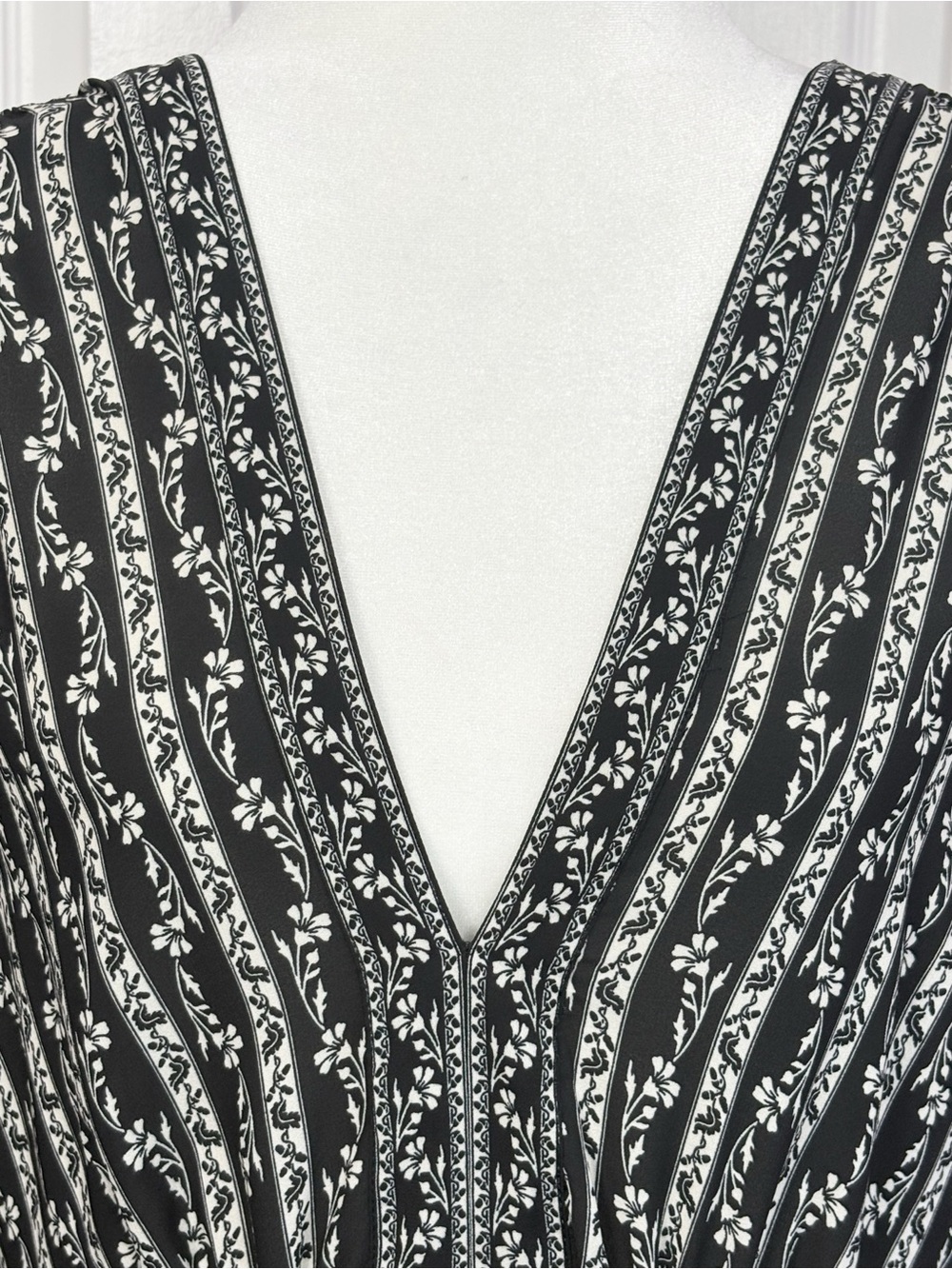Max Studio London Black & White Print Sheer V-Neck Puff Sleeve Maxi Dress - Picture 3 of 16